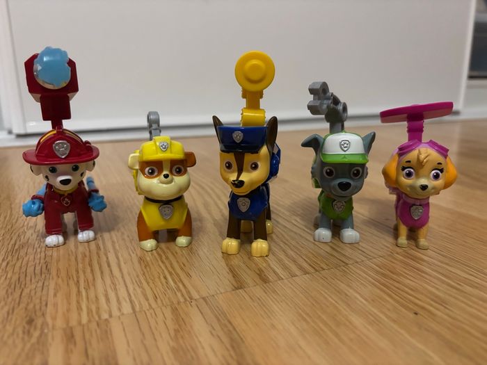 Lot figurines pat patrouille avec sac à dos/lanceur