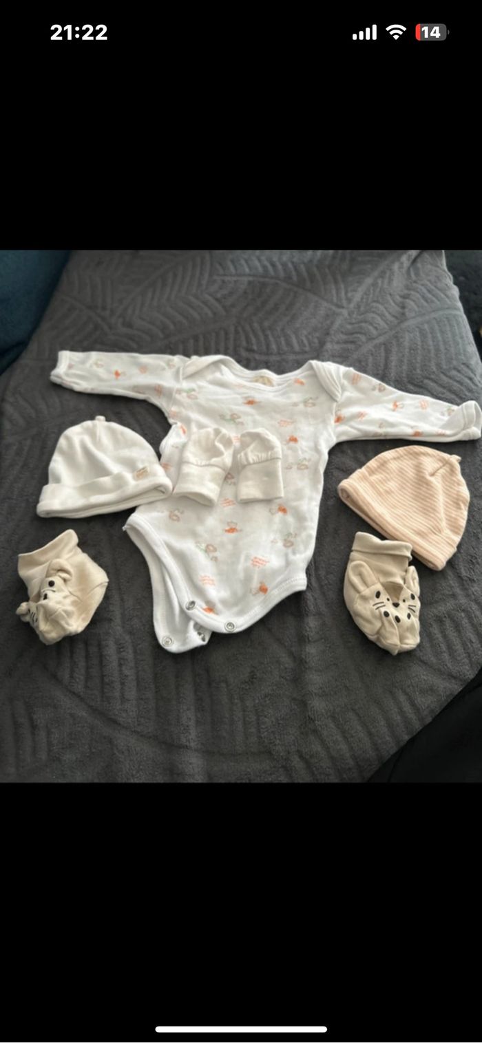 Lot 1 bodie, 2 bonnets, 1 paire de gant et chaussette