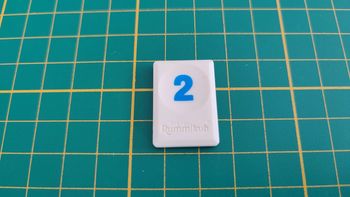 Tuile chiffre 2 deux bleu jeu de société Rummikub Le rami des chiffres jeu de voyage Hasbro #C68