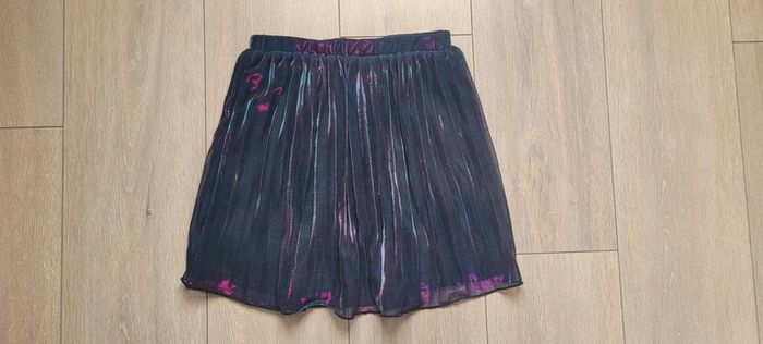 Jupe fluide et plissée bleu nuit brillante avec des reflets violet. Fille 10 ans. Marque Gemo