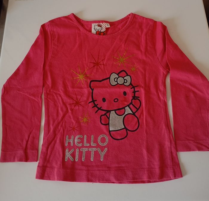 Tee-shirt manches longues.3 ans . Coton rose fushia ,motifs pailletés argent et or .Hello Kitty. Très bon état. - photo numéro 2