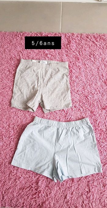 2 shorts taille 5/6 ans