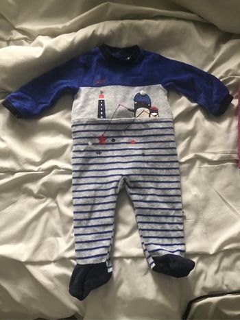 Jolie pyjama taille 9 mois confortable