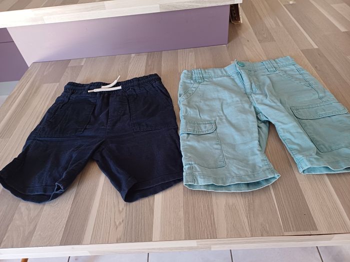 2 bermudas garçons Taille 4 ans