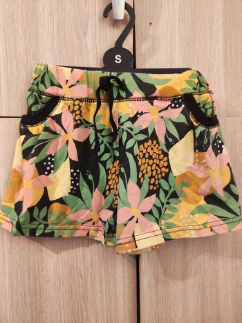 Short noir imprimé fleuri exotique 6 ans