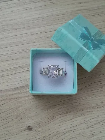 Bague, style classique,  3 pierres transparentes taille 60