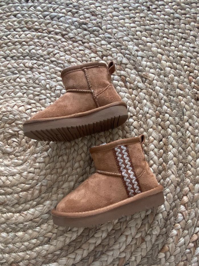 Bottines style Ugg, pointure 23 - photo numéro 2