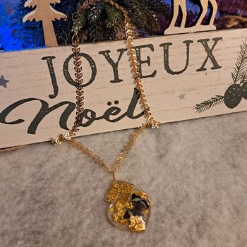Collier chainette doré avec pendentif cœur résine