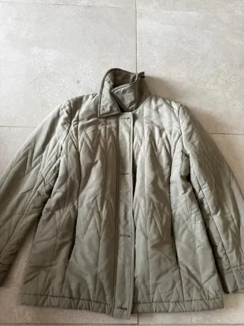 Blouson vert petite taille 42, très bon état,