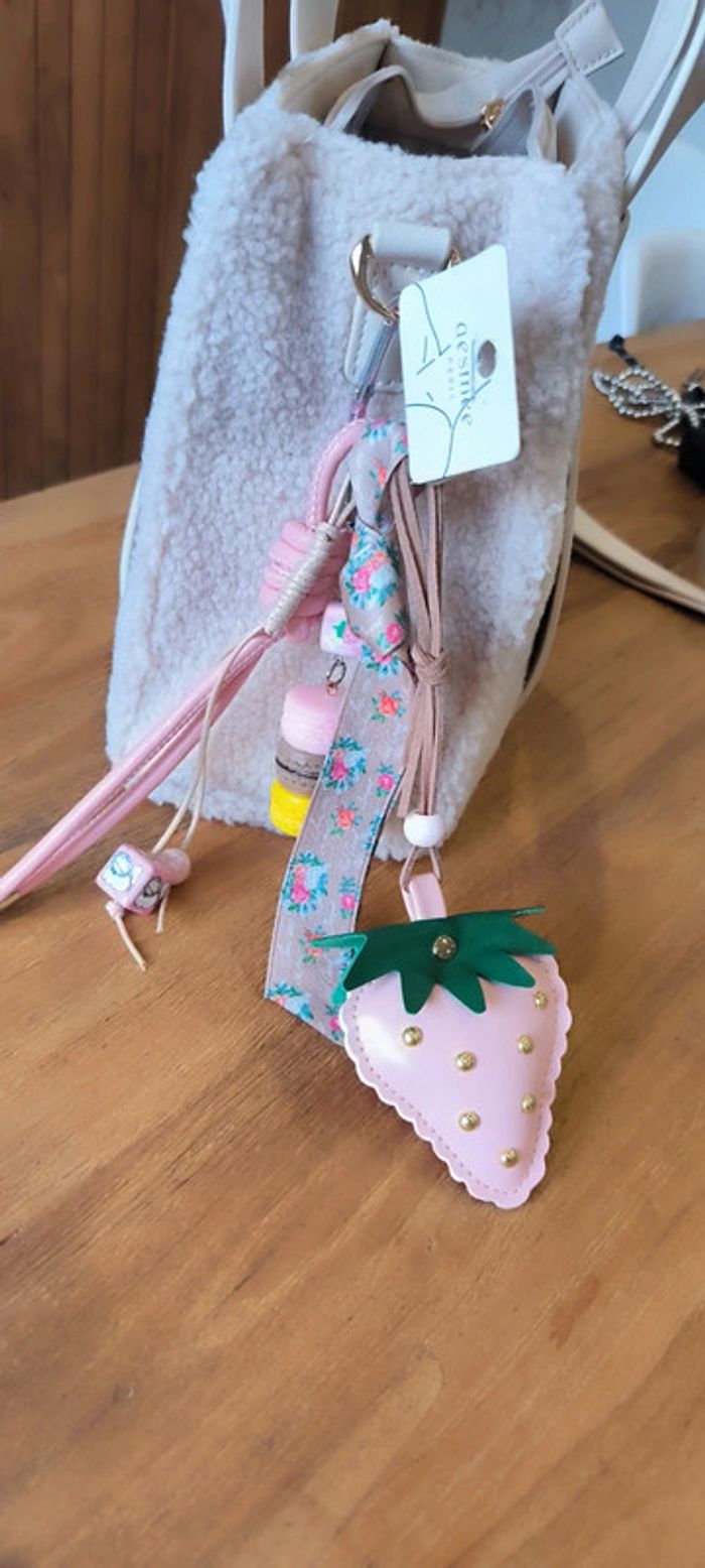 Grigri de sac porte clés fraise macaron rose - photo numéro 2
