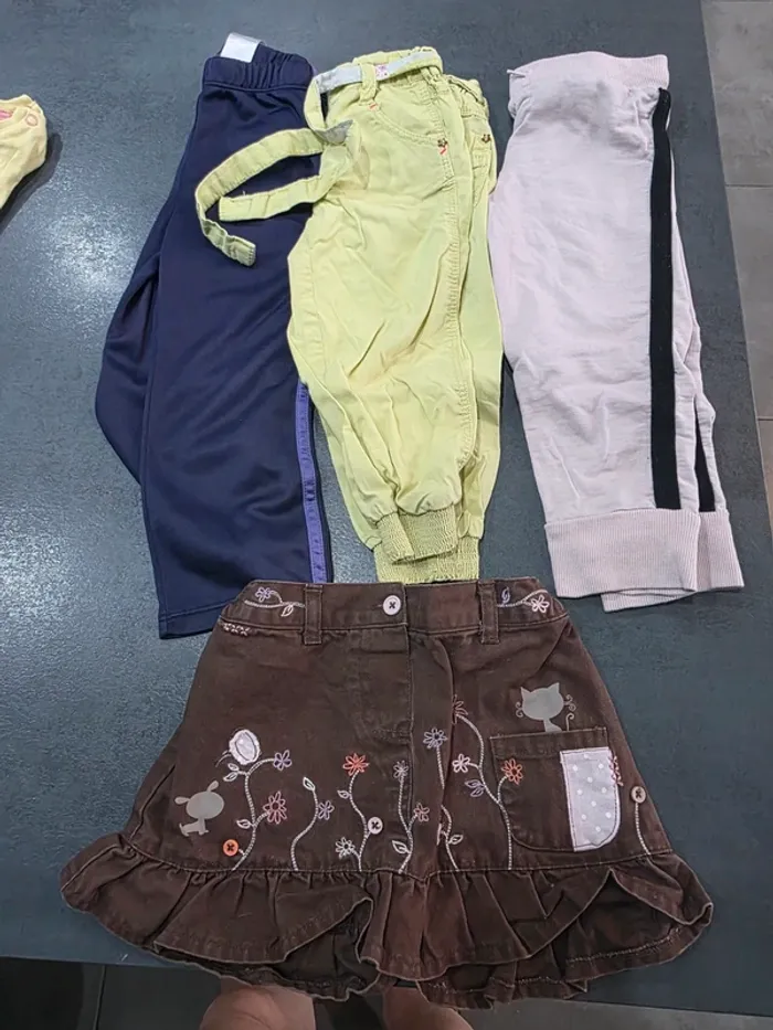 Lot pantalon et un jupe 2 ans