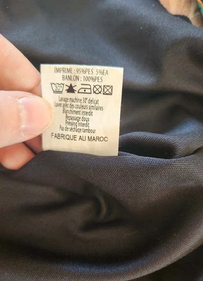 Robe formul fluide noire doublée motifs fleurs manches longues taille 40 en excellent état - photo numéro 7