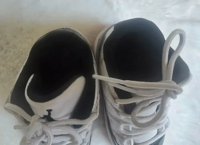 Basket Jordan taille 21 - photo numéro 4