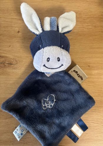 Doudou plat âne Alex bleu 2 tons landeau noeud nattou