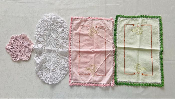 Lot 4 petits tapis / napperons dentelles