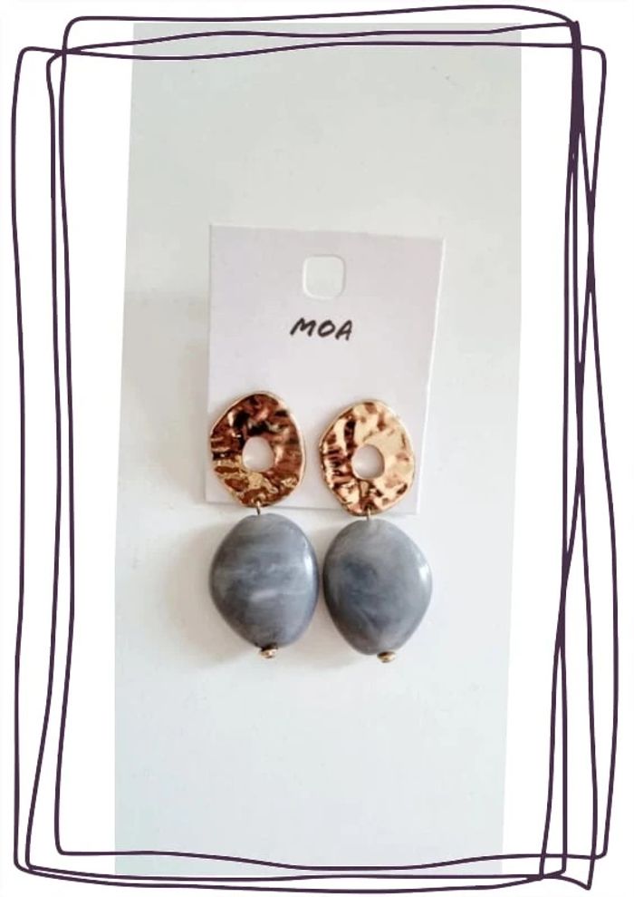 Boucles d'oreilles fantaisies dorées et pierre grise moa neuve avec étiquette