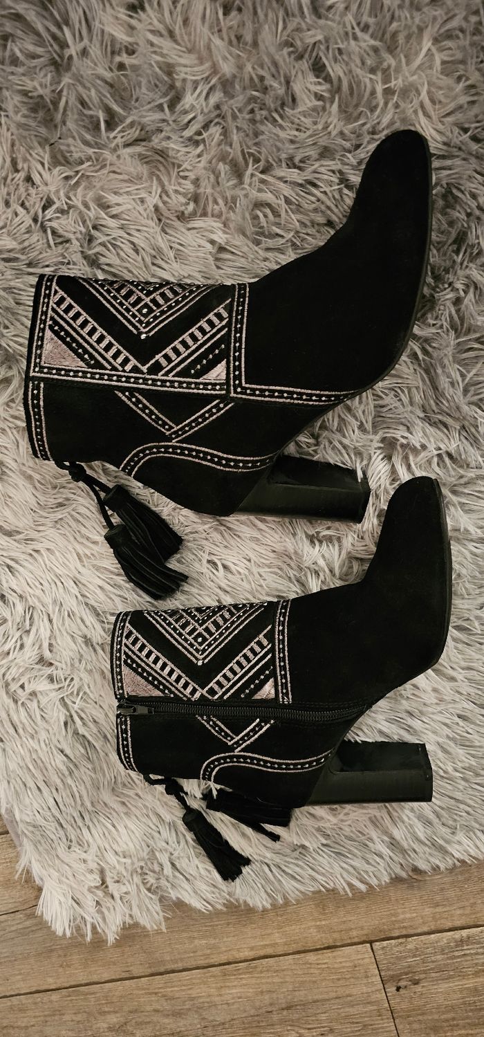 Magnifiques bottines suédine broderie argenté pompons texto 38