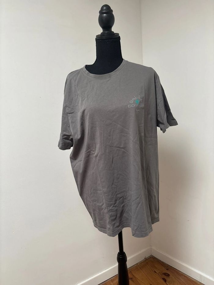 Tee shirt avec logo sur le dos