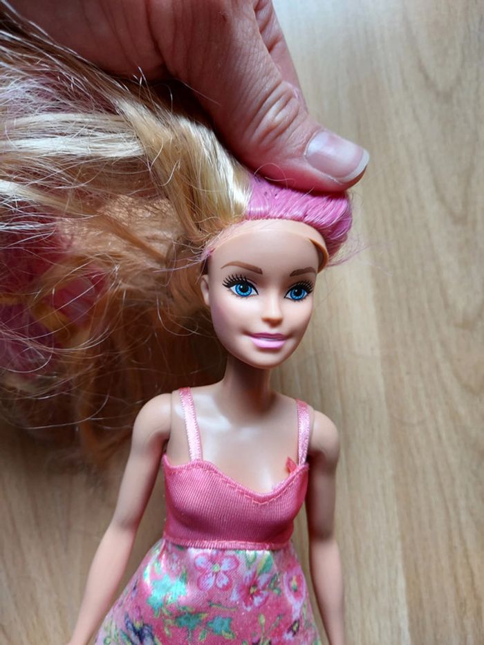 Barbie avec tête pivotante pour changer la couleur de ses cheveux - photo numéro 4
