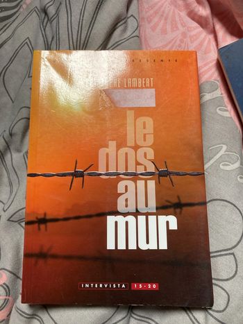 Le dos au mur