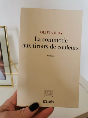 Livre la commode aux tiroirs de couleurs