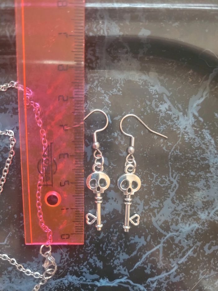 Chaine en acier inoxydable, pendentif et boucles d oreilles assorties. - photo numéro 2