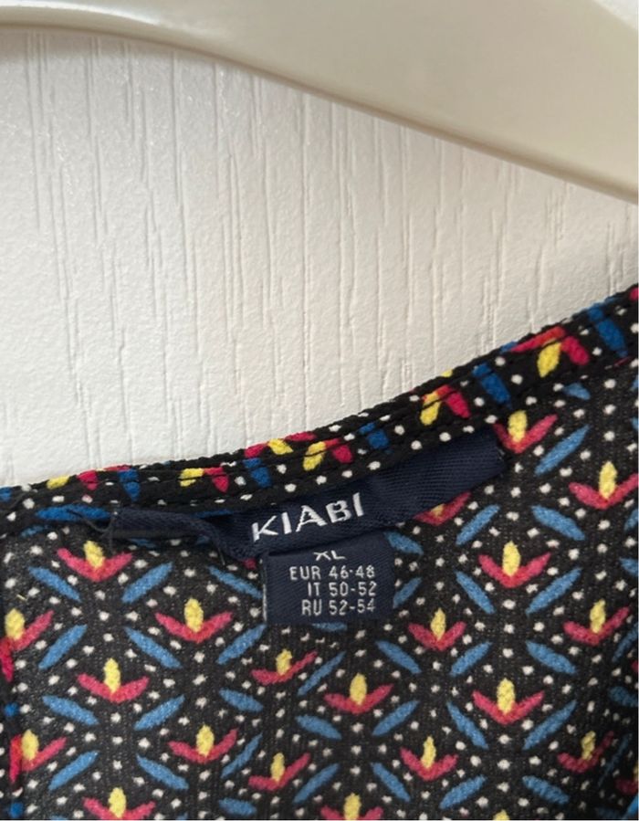Blouse bleu marine à motifs jaunes, rouges et noirs - photo numéro 4