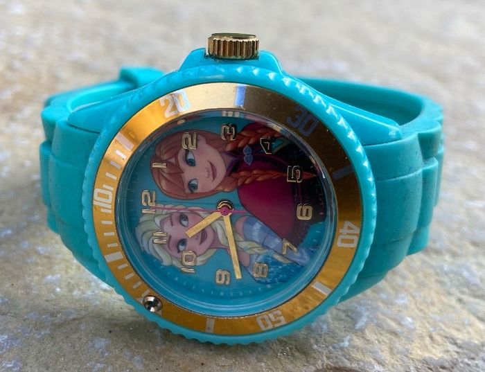Montre la reine des neiges couleur bleu