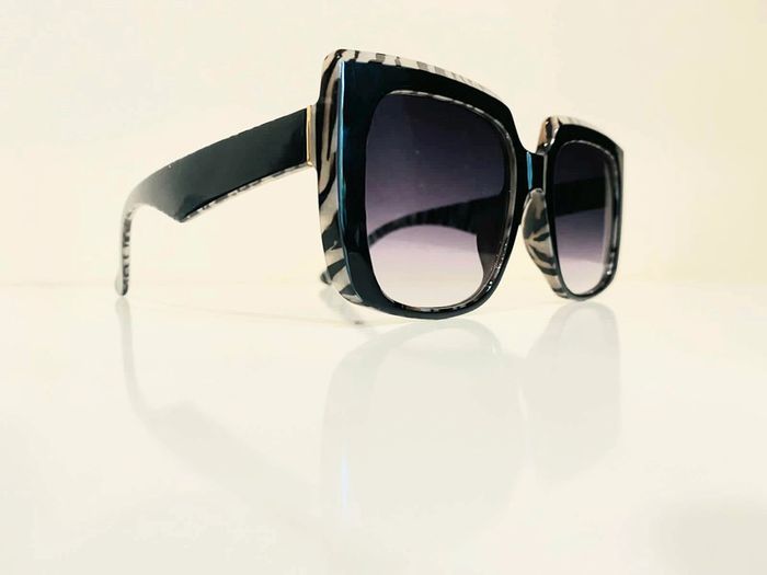 Lunette de soleil femme noire zèbre verres dégradés UV protection catégorie 3