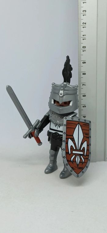 Homme chevalier avec armure noire et grise playmobil
