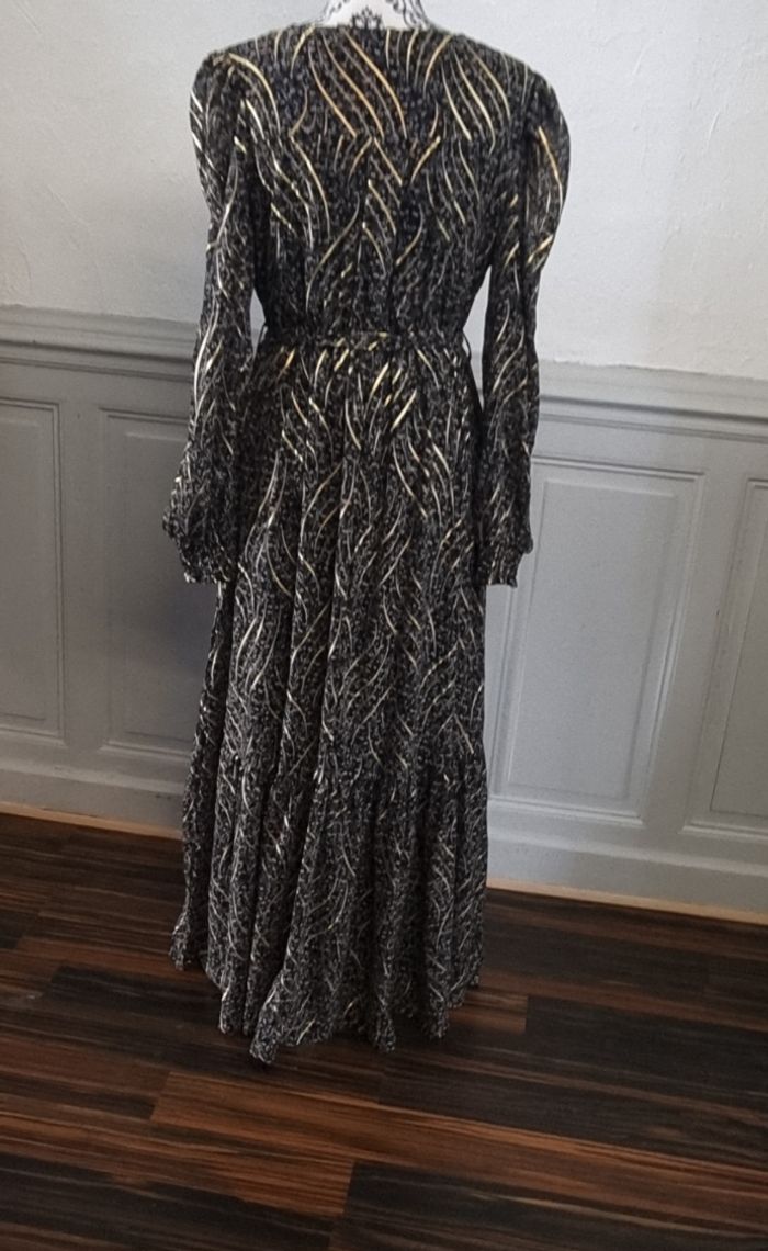 robe longue d'été ou cérémonie fluide noir fleuri et or
Taille 40/42 - photo numéro 5