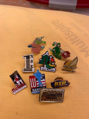 Lot pin’s vintage collection