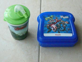Boite à gouter + gobelet avec paille neufs