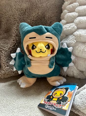 Peluche Pikachu déguisé en Ronflex