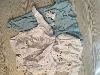 Lot naissance 2 pyjamas 2 bodys