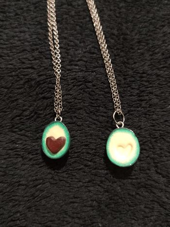 lot de 2 pendentifs fantaisie bijoux de couple. Avocat coeur
