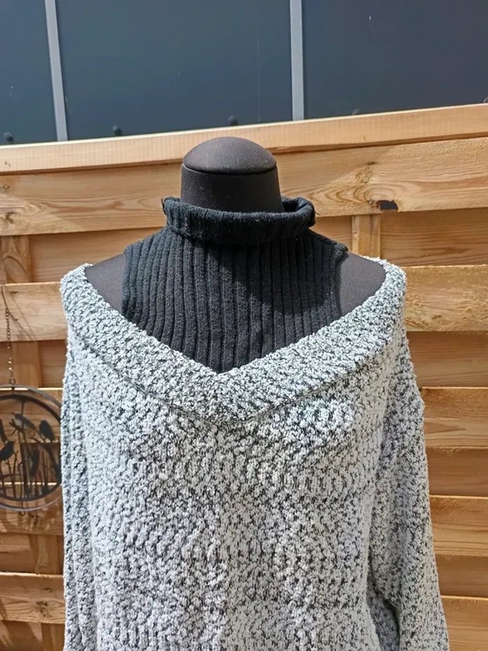 Pull épaules dénudées taille L - photo numéro 2