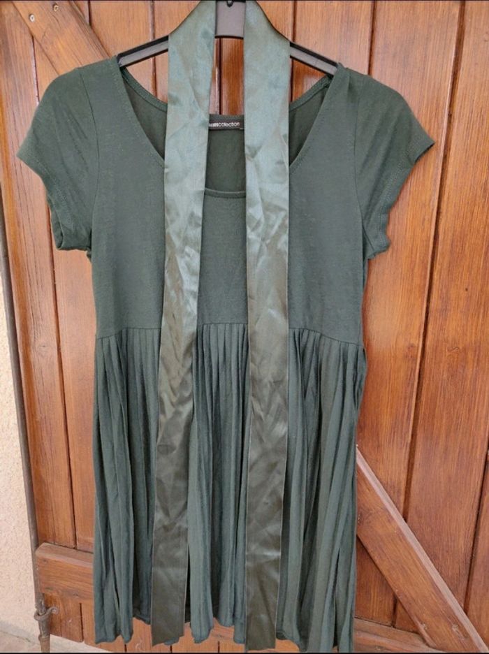 Robe plissée vert foncé avec ceinture satin à nouer - photo numéro 5