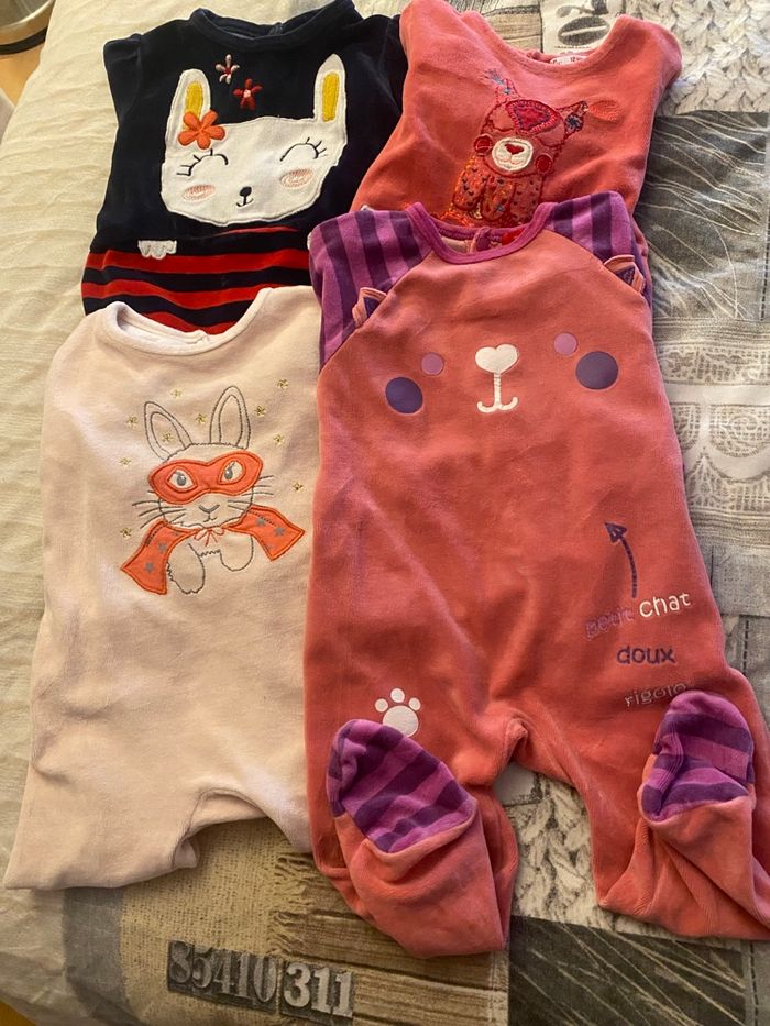 4 pyjama en TBE taille 12 mois du pareil au même