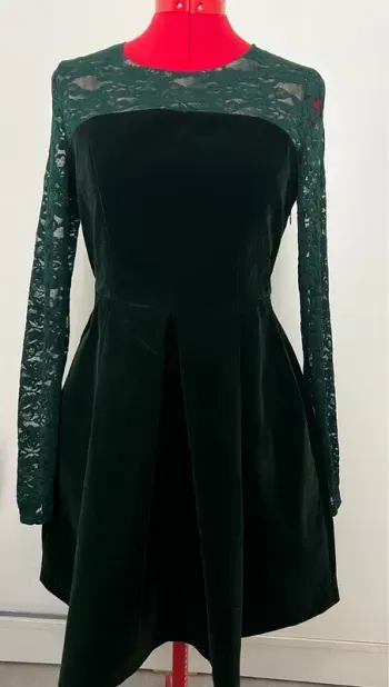 Robe patineuse velours vert émeraude et dentelle Manosque