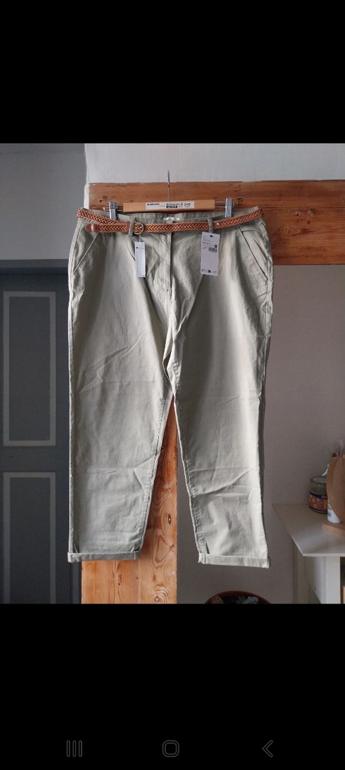 Pantacourt kaki clair taille 46 neuf