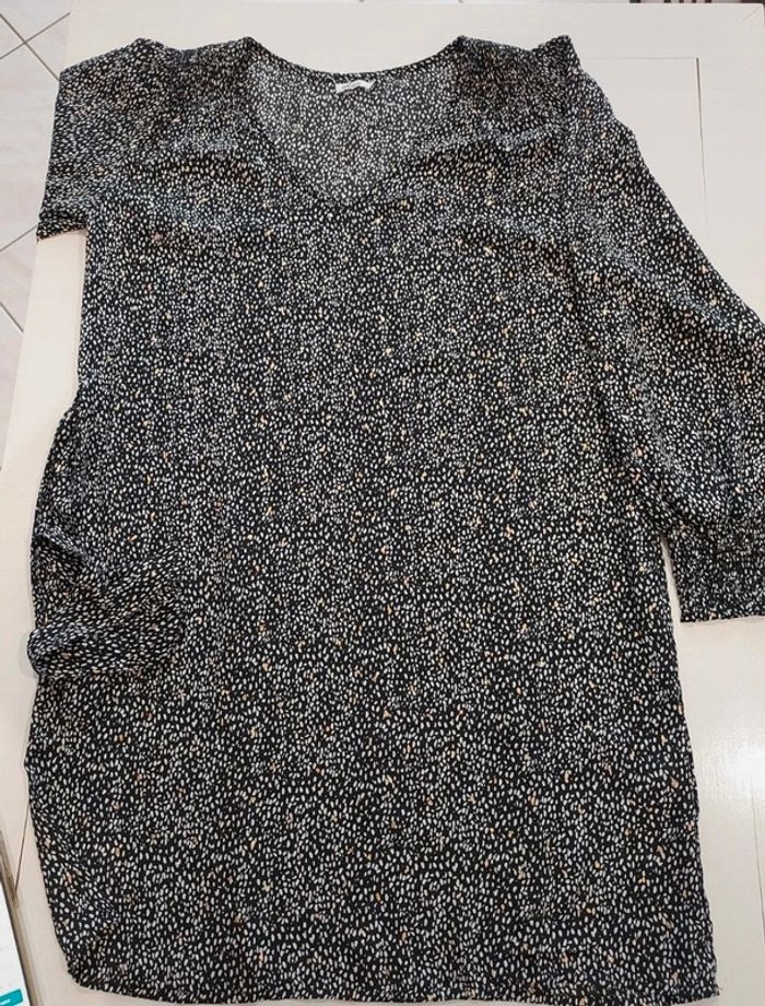 Robe noire avec inclusions blanches et dorées