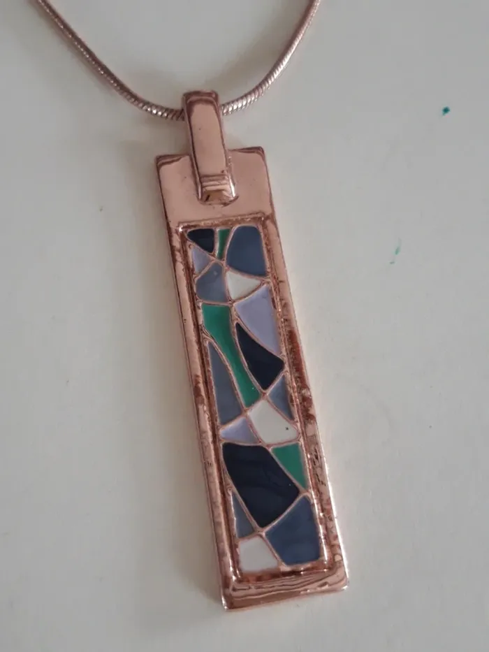 Pendentif ras de cou plaque style émaux