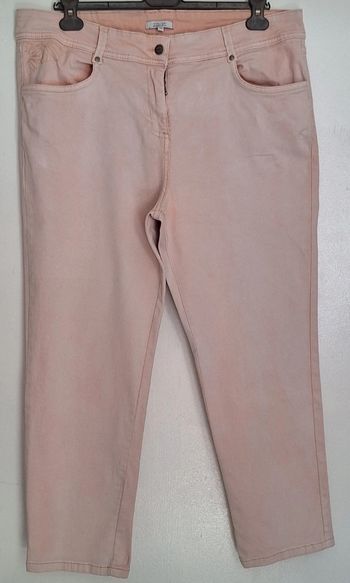 Jean court couleur saumon à broderies