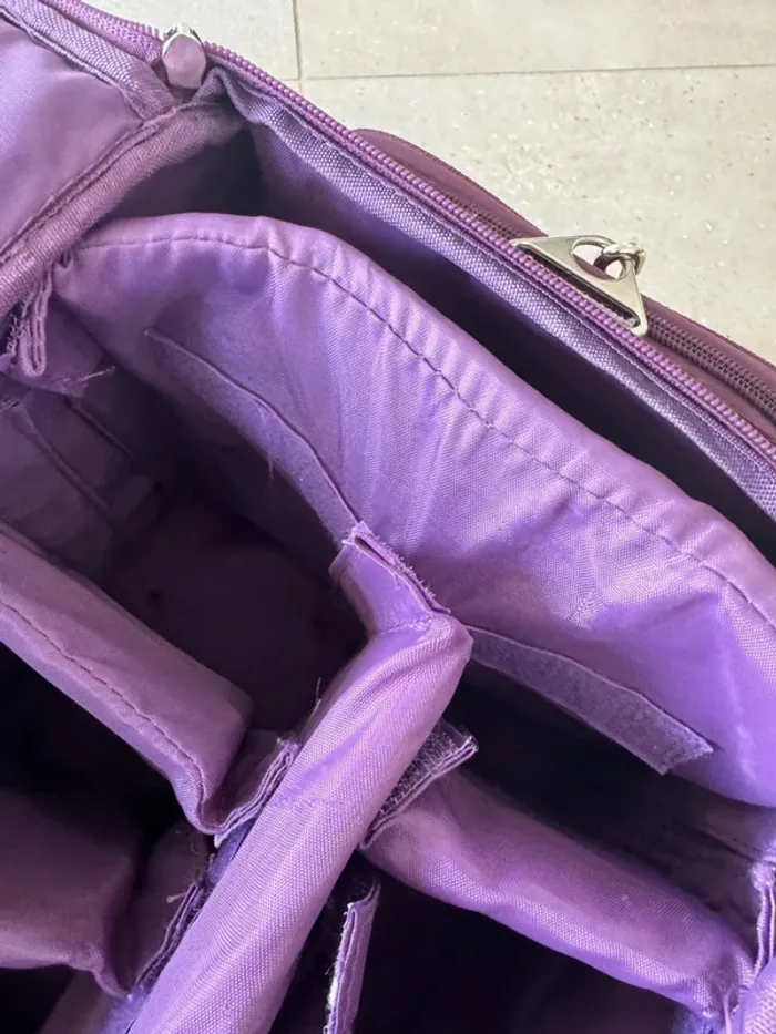 Sac à bandoulière violet, il y a quelques traces 42x24x24cm - photo numéro 8