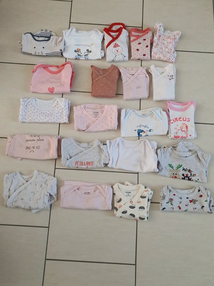 Lot de 20 body manches longues et 1 brassière
