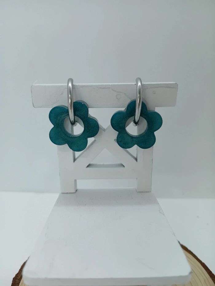 Boucles d'oreilles anneaux fleurs résine - photo numéro 2