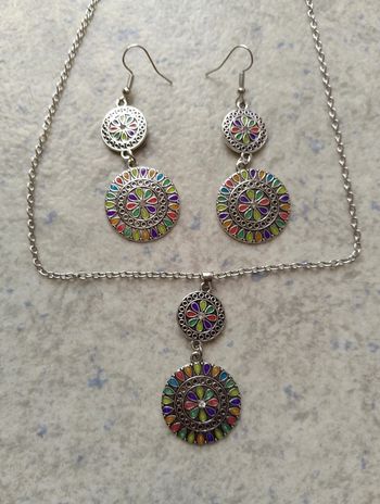 Ensemble collier et boucles d'oreilles