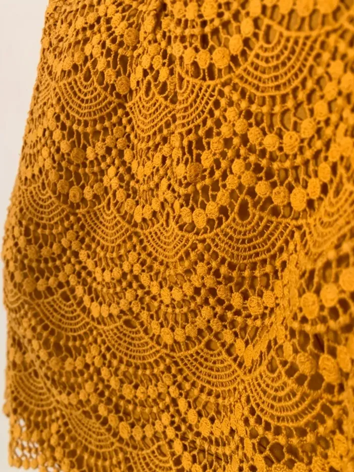 Short dentelle ocre Kookaï taille 38 - photo numéro 2