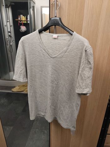 T-shirt gris col V - Taille L/XL (50 cm poitrine)